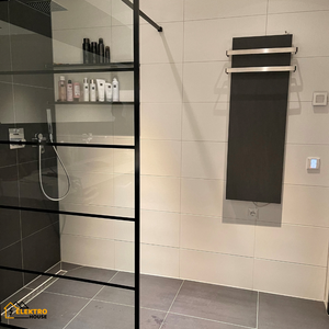 Een Ecosun Basalt Black CR  Ceramiek met een handdoekendrager in een badkamer -  Nature